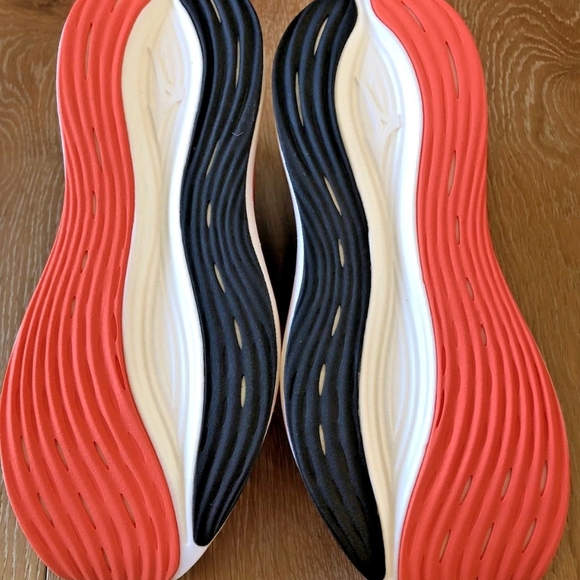 Mens size US 9 - Mizuno Wave Neo Zen - Black/Neon Orange - LIKE NEW CONDITION - Picture 3 of 6